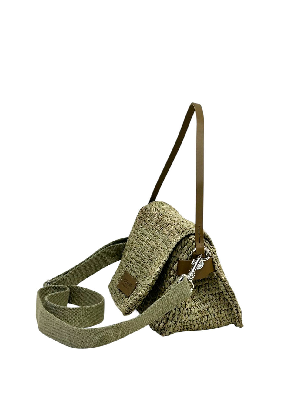 Gaston S Calanque Olive Estellon sac en raphia avec bandoulière réglable et silhouette naturelle.