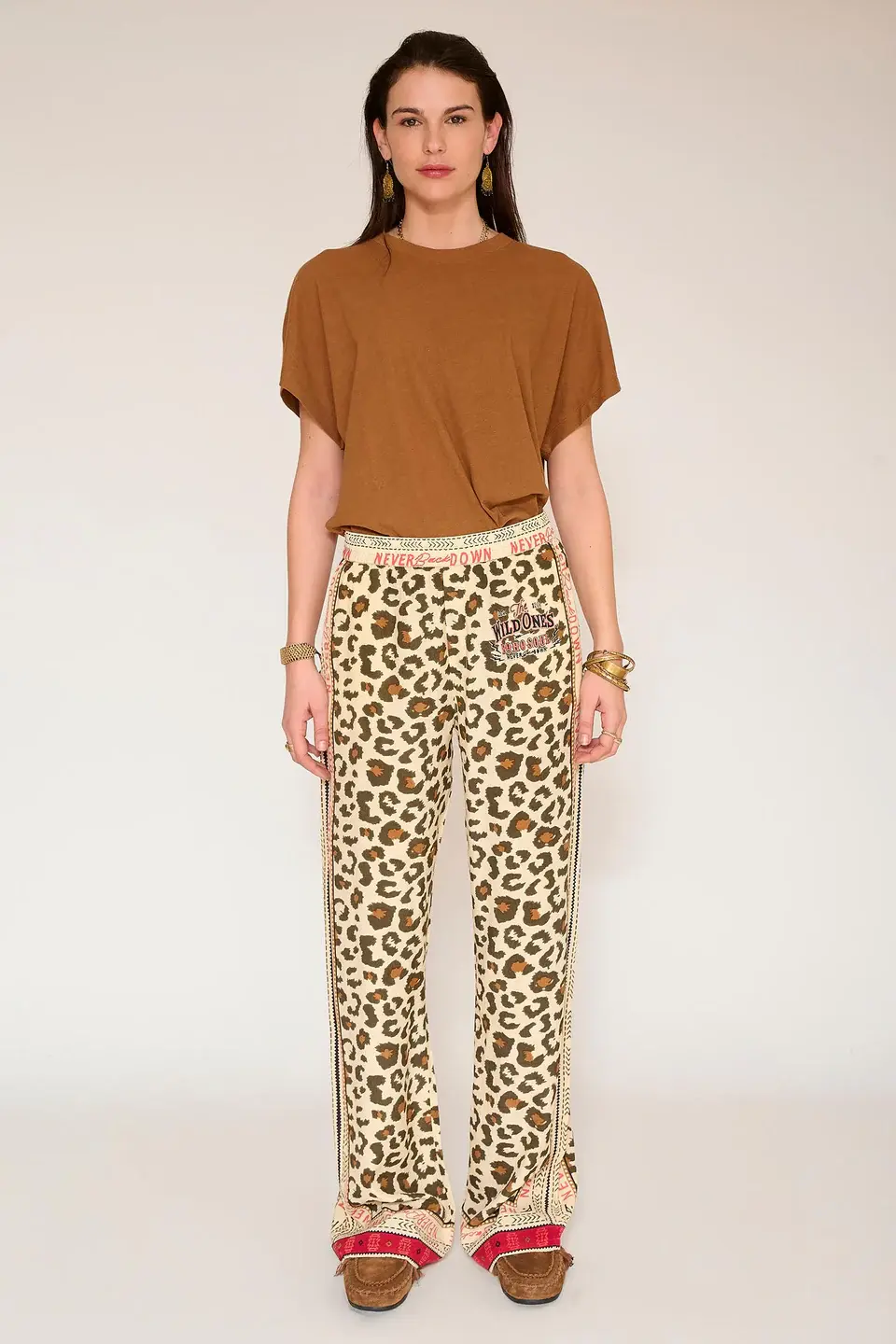 Modèle de face en pied portant le pantalon PANTHERA-NATURAL MKT associé à un t-shirt marron
