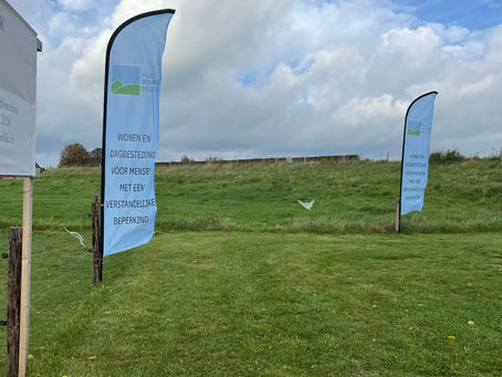 Je ziet ze al van ver: de nieuwe vlaggen met het logo van Huis achter de Dijk!