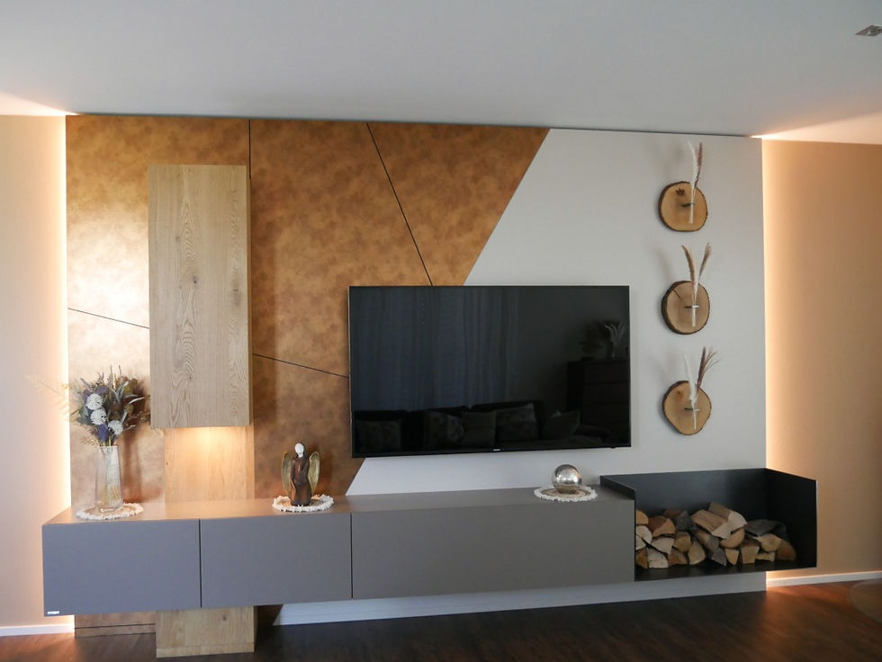 Maßgeschneidertes TV-Möbel mit moderner Material-Kombination