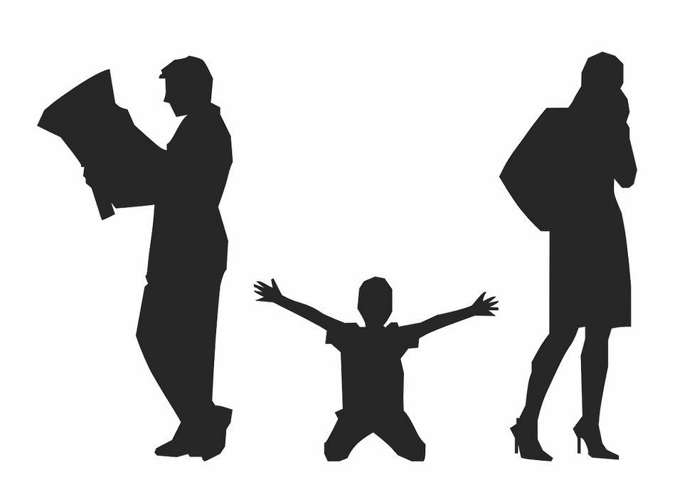Drei Menschen links ein Mann in der Mitte ein Kind und rechts eine Frau