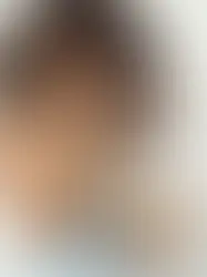 Mulher com seletividade alimentar tem expressão curiosa ao segurar miojo.
