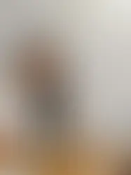 Mulher adulta com seletividade alimentar fazendo expressão pensativa olha para um prato de torta.
