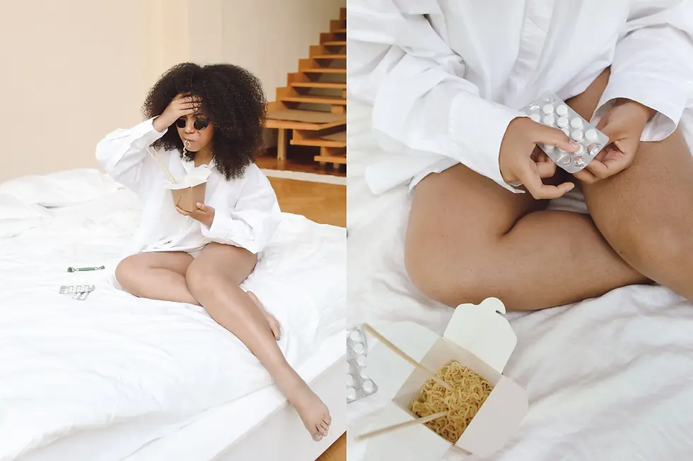 Mulher com seletividade alimentar sentada na cama, de pijama branco, com comida chinesa e cartelas de comprimidos.