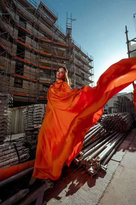 Shooting photo mode robe de soirée orange, photographe paris, photographe de mode, agence digitale, agence de communication, shooting photo