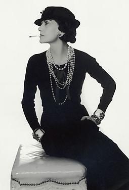 oco Chanel in abito nero- flickr