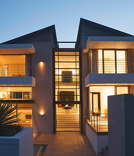 Modern beleuchtetes Wohnhaus mit intelligenter Energieverwaltung – effiziente Smart-Energy-Lösungen für maximale Eigenstromnutzung.