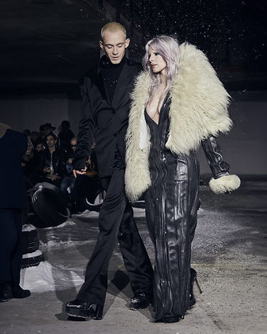 Only Light-mode-defile-pressiat-automne-hiver-julia-fox-fashion-week-paris-numero-magazine