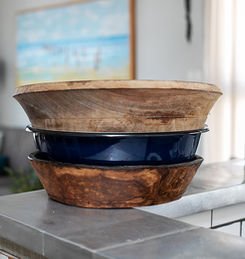 ערמת קערות על מדף אלומניום