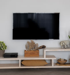 מדפי עץ מתחת לטלביזיה עבודת נגר בעל הבית