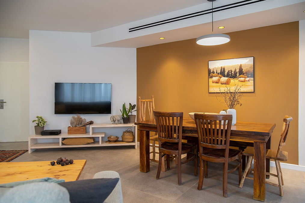 קיר בצבע אדמה חמרה שולחן פינת אוכל מעץ אגוז