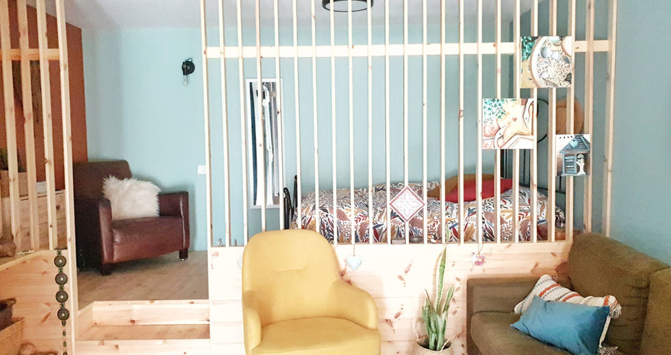 מחיצה מפרידה מעץ בין חלל ציבורי לפרטי. הפרדה בין חללים על ידי הגבהת רצפה