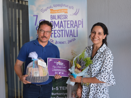 Dr. Rana Babaç Çelebi tarafından festivalin üçüncü gününde gerçekleştirilen atölyede, Antik Çağ'dan günümüze uzanan sirke bazlı parfüm geleneği ele alındı. Sirkenin tarih boyunca koku kültüründeki yeri aktarılırken farklı dönemlerde kullanılan parfüm formülleri ve bu formüllerin öne çıkan içerikleri katılımcılarla paylaşıldı.