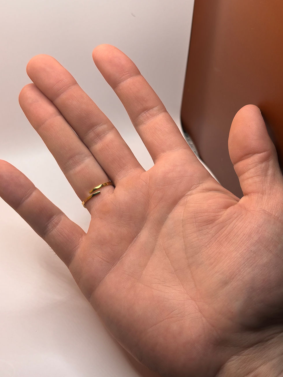 Thumbnail: MoMo & More - Open Lapis Lazuli Goudkleurig Lang Ovale Ring - Vervaagt Niet En W