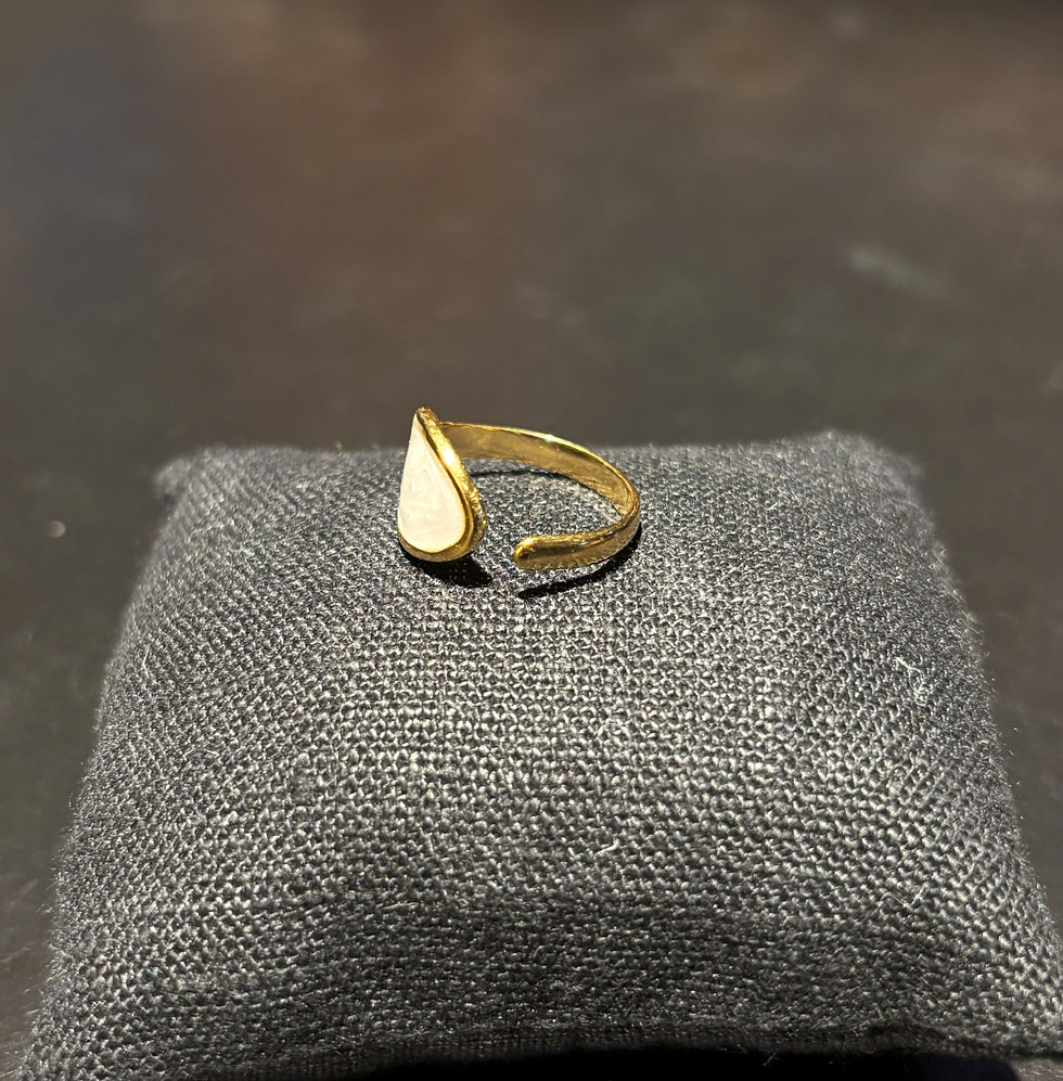 Thumbnail: No-Fade Goud Stijl Gelaagde Witte Edelsteen Ring - Waterproof en Verstelbaar