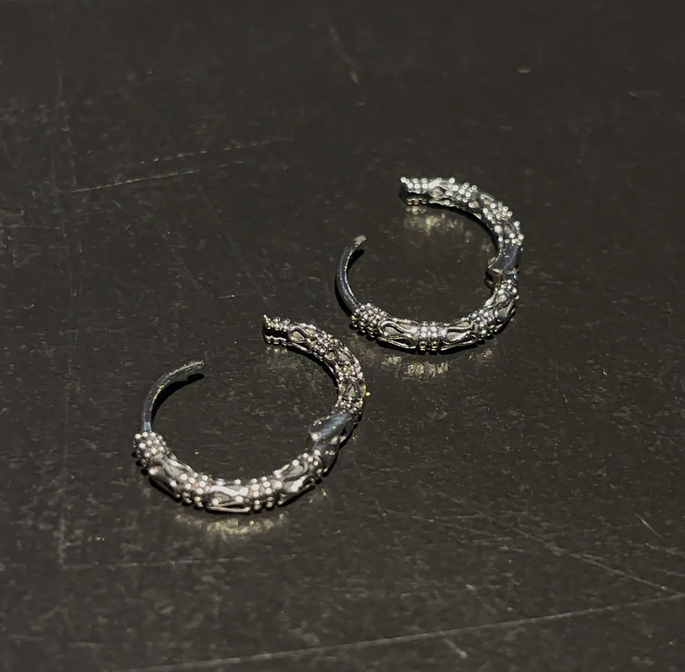 Thumbnail: No-Fade Zilver Stijl Medium Detailed Cirkel Hoop Oorbellen - Sieraden voor Heren