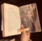 Thumbnail: Handgemaakte Houten Duim-Boekmerk – Ergonomische Hulp voor Eénhandig Lezen