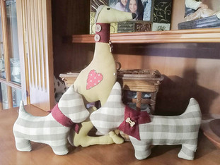 Un galgo y dos perritos