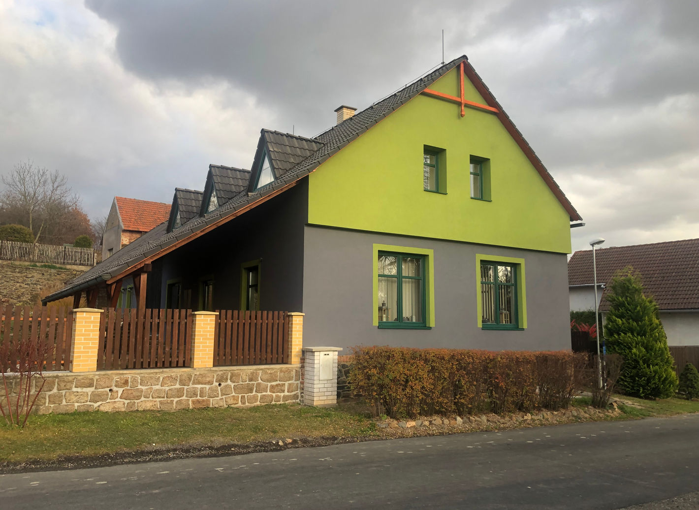 Zateplení a oprava fasády rodinného domu v Kamenných Mostech