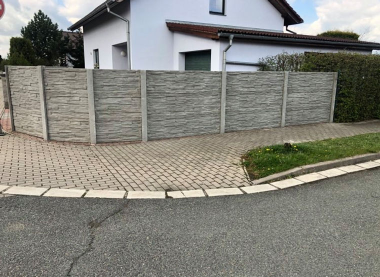 Atypický betonový plot v Čáslavi