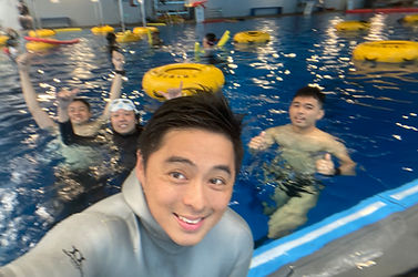 Oxygen Freediving 自由潛水課程學員與教練泳池合影