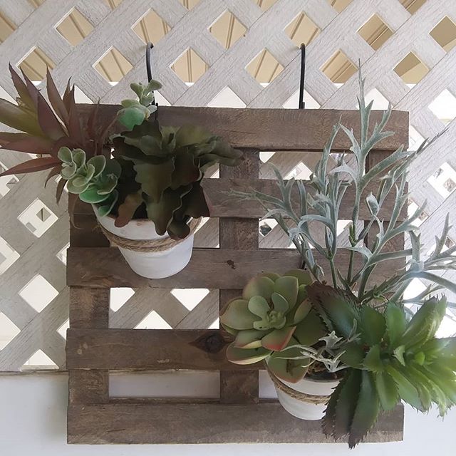 Decorative Rustic Mini Wooden Pallet DIYs