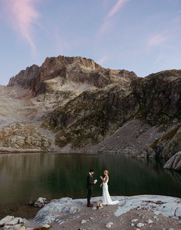 Mariage à destination en France au bord d'un lac de montagne.