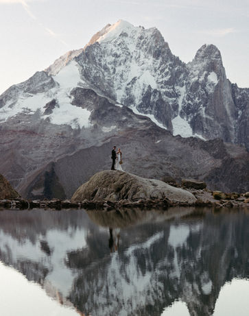Taylor et Morgen devant une montagne pour un mariage à Chamonix.
