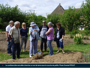 Les visiteurs découvrent la permaculture