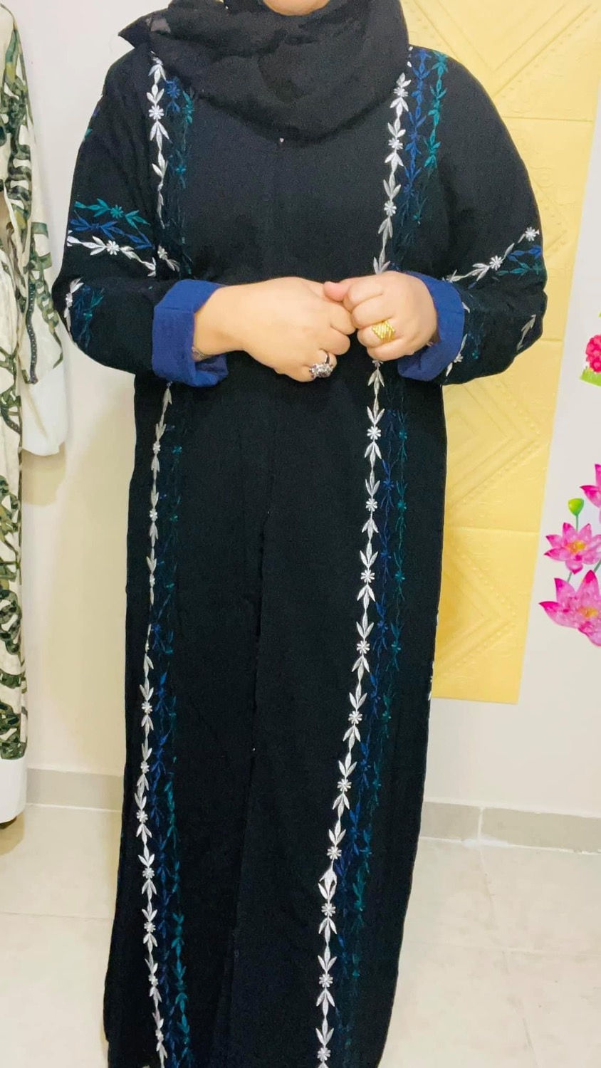 Thumbnail: Elegant abaya with Tarha