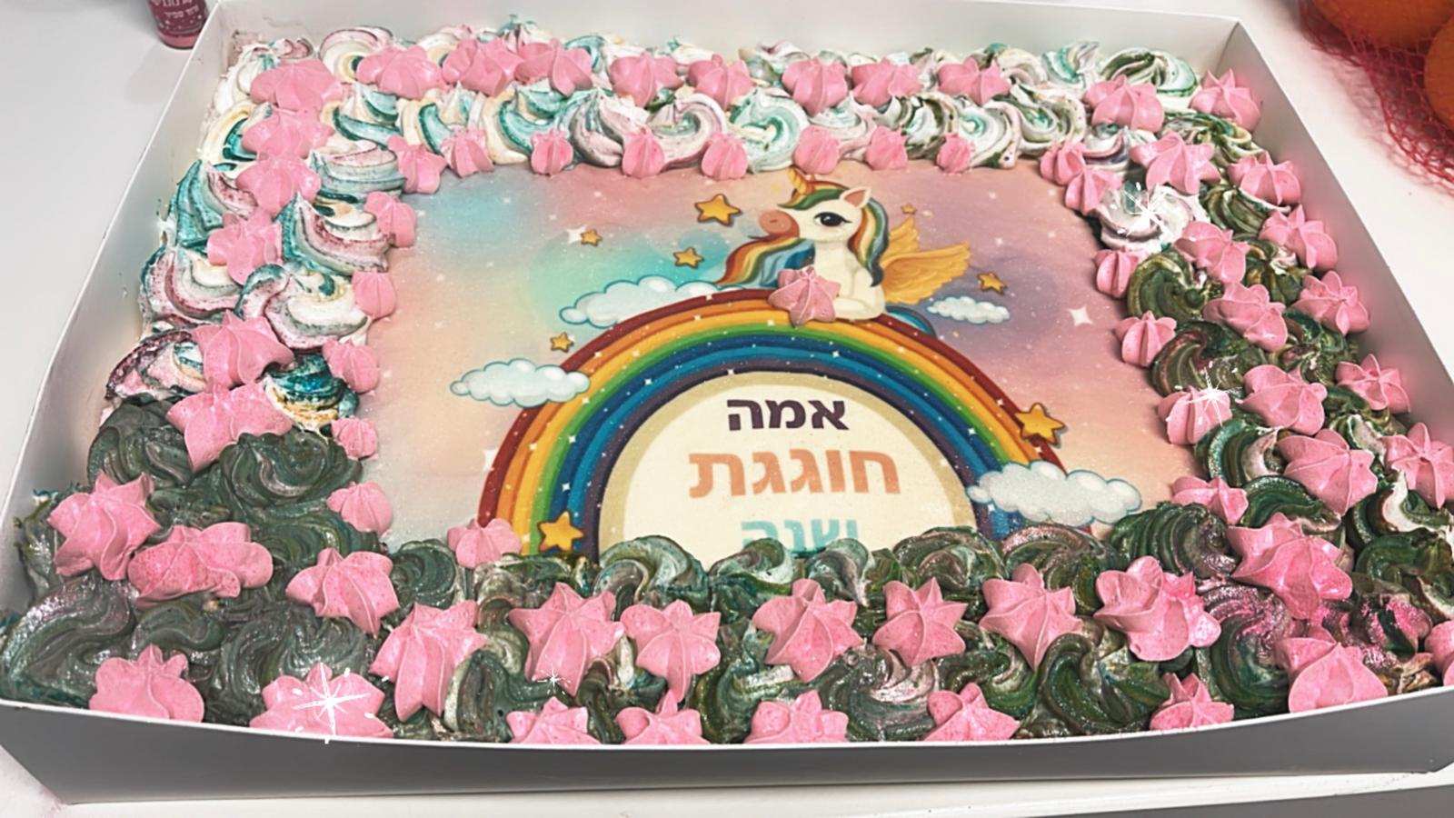 עוגה מלבנית גדולה מעוצבת בסגנון חד קרן וקשת