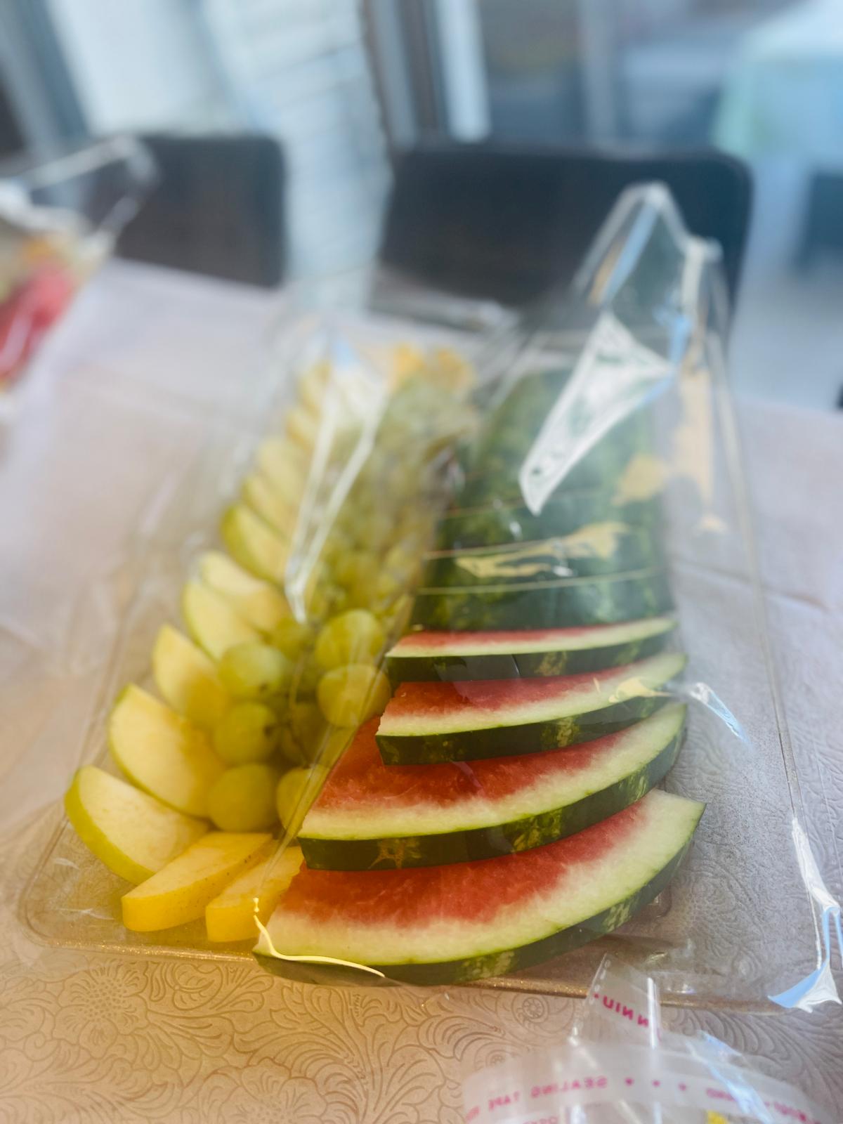 מגש פירות ארוז עם פלחי אבטיח וענבים