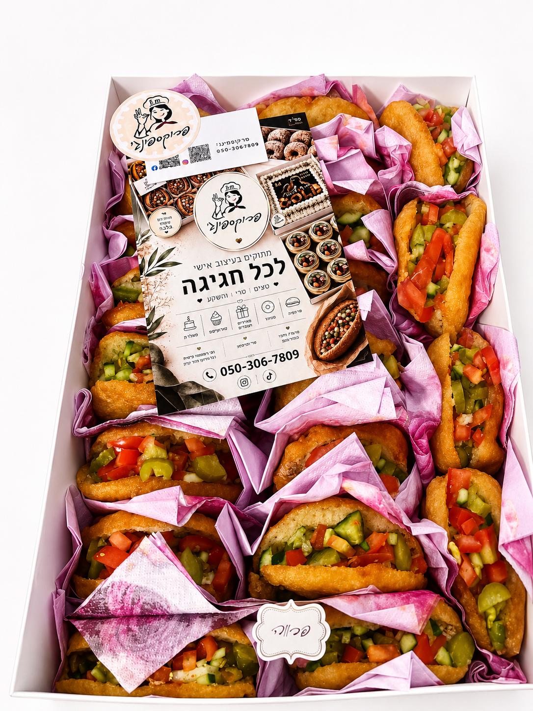 מגש אירוח גדול מלא בכריכי פריקסה טריים