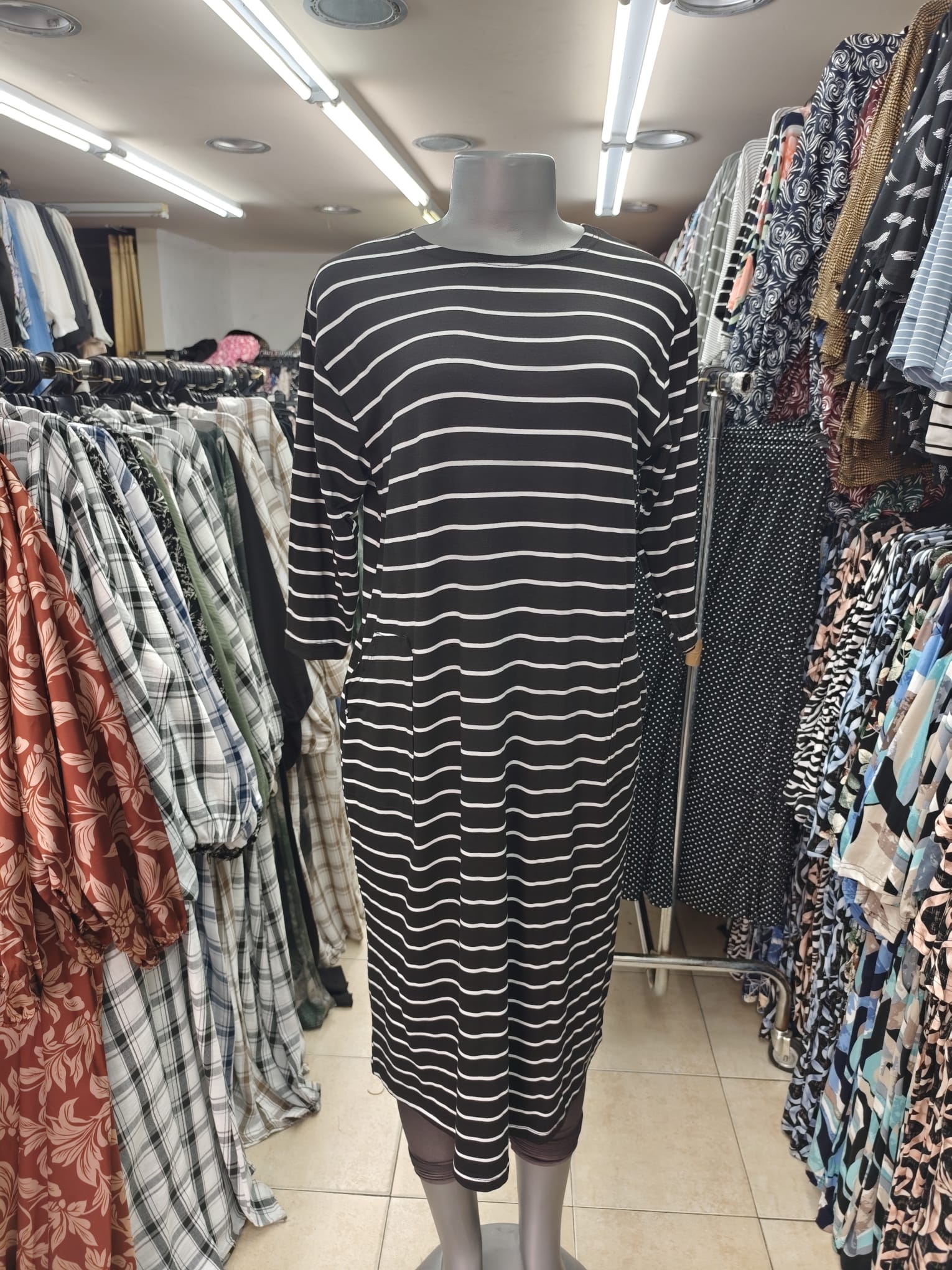 שמלת מידי פסים בשחור לבן על בובת תצוגה