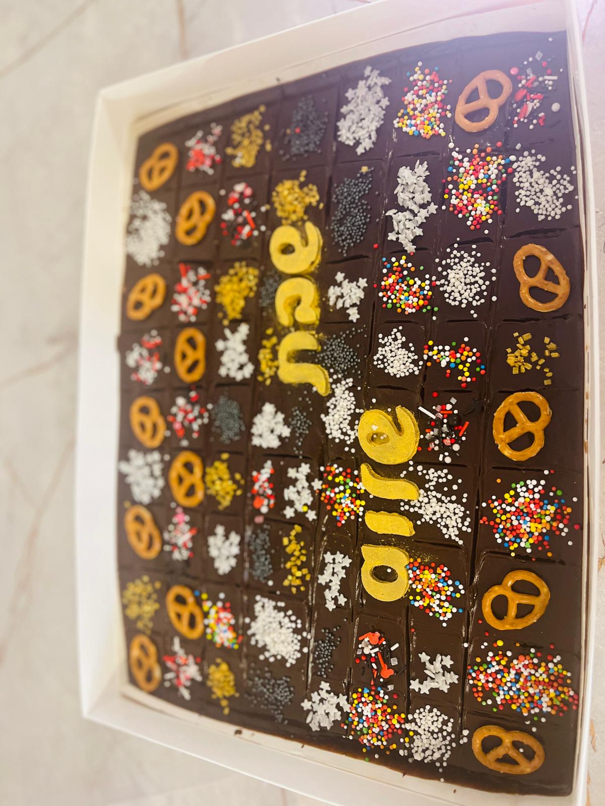מארז מלבני של קוביות בראוניז עם תוספות