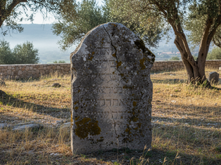 מבט רחב על מצבה מאבן בבית עלמין צפוני