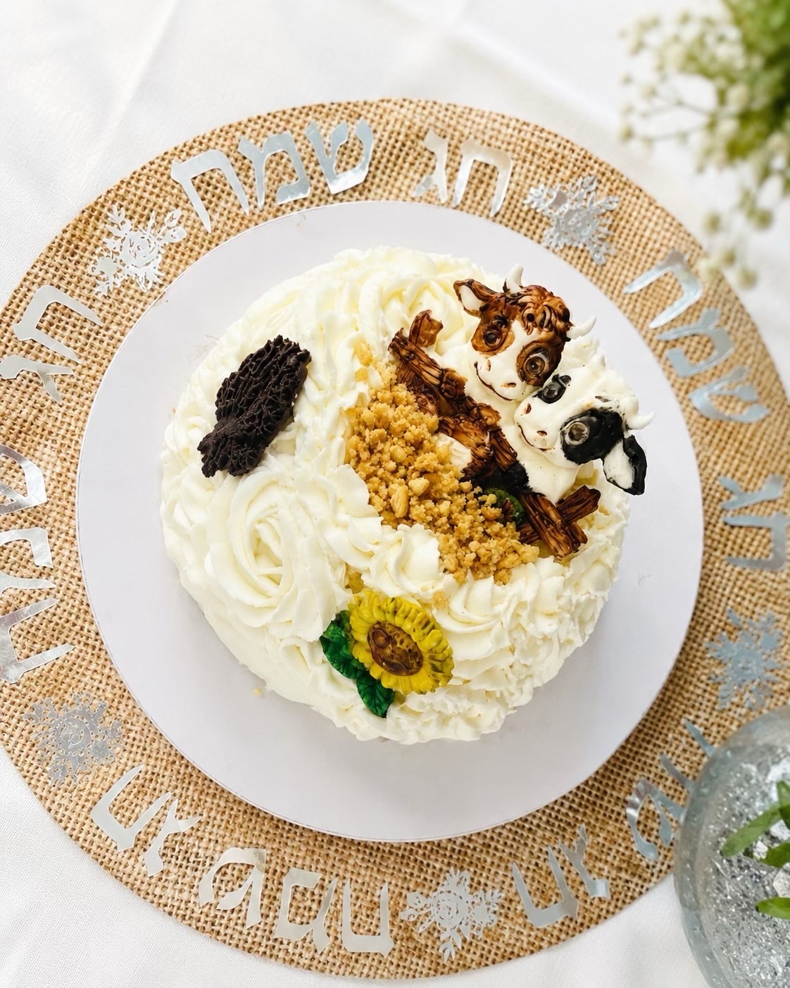 עוגת שבועות לבנה עם עיטורי פרות וחמנייה