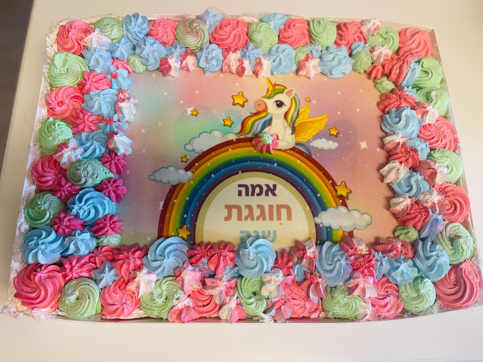 עוגת יום הולדת מלבנית מעוצבת עם חד-קרן