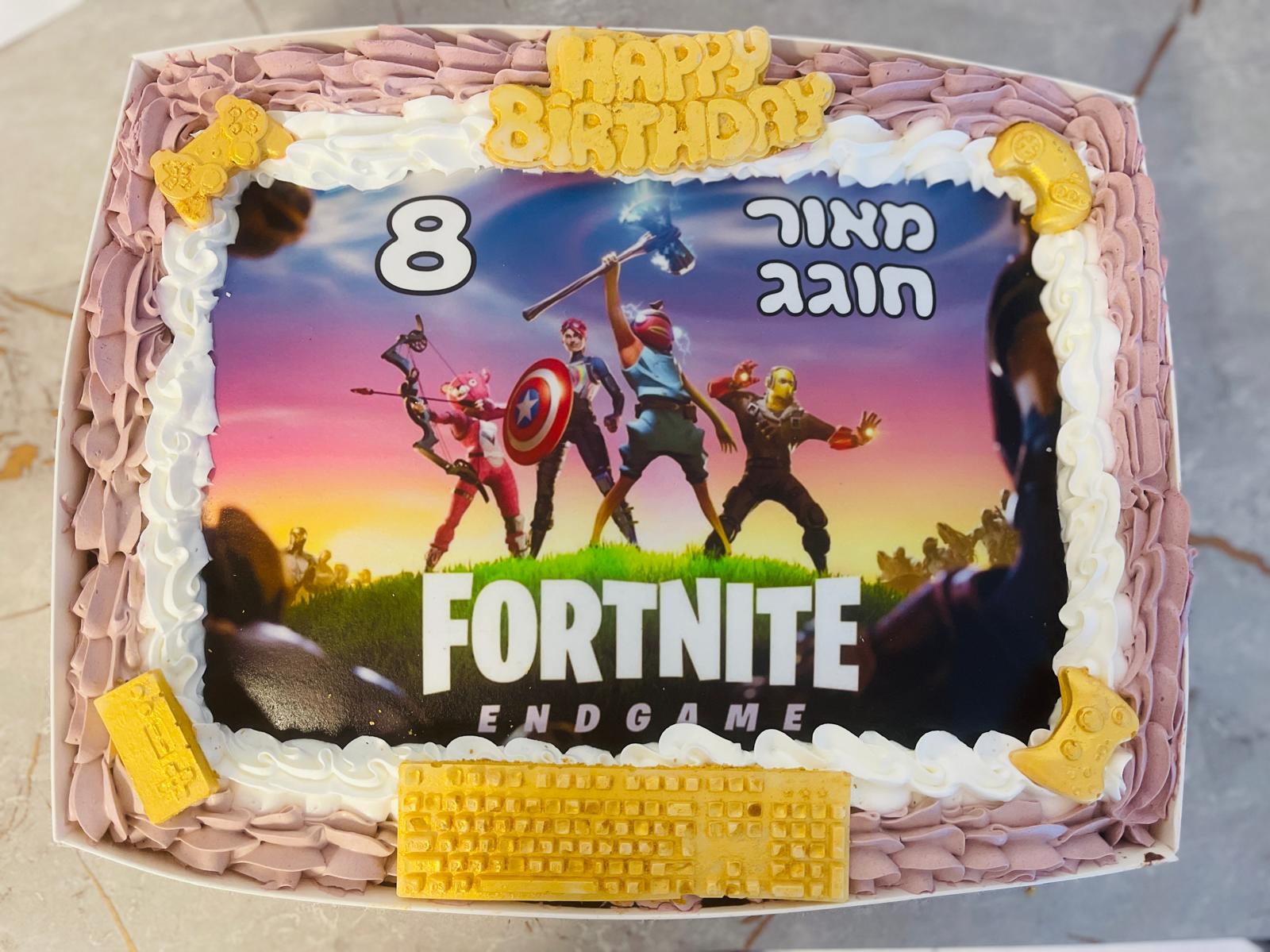 עוגת יום הולדת מלבנית מעוצבת בנושא פורטנייט