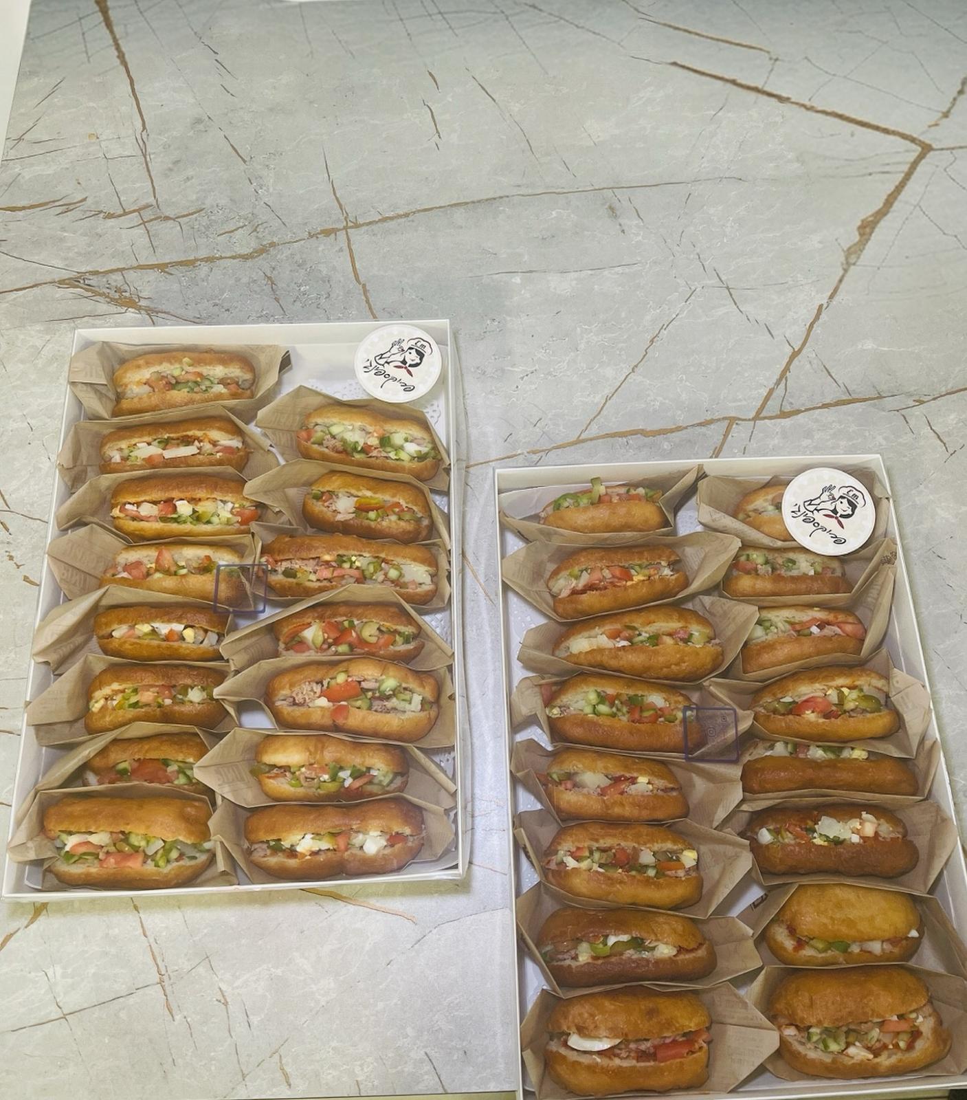 שני מגשי אירוח עם כריכי פריקספינג' קטנים