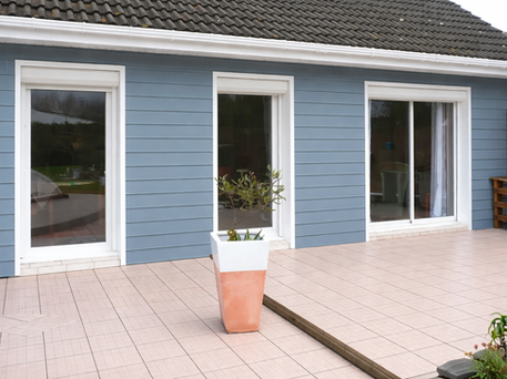 Bardage extérieur gris posé sur façade, finition moderne et soignée