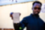 Elton Tchauque, técnico de saúde, no Centro de Saúde de Moamba com o sensor de monitoria de qualidade de ar.
