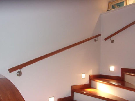 Un Tocco di Eleganza e Funzionalità: Il Corrimano in Legno per una nostra cliente!!!