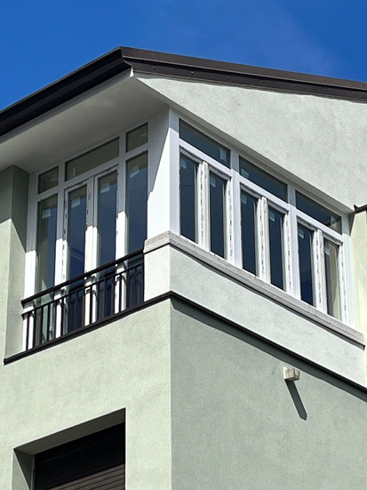 chiusura di un poggiolo con una veranda in PVC