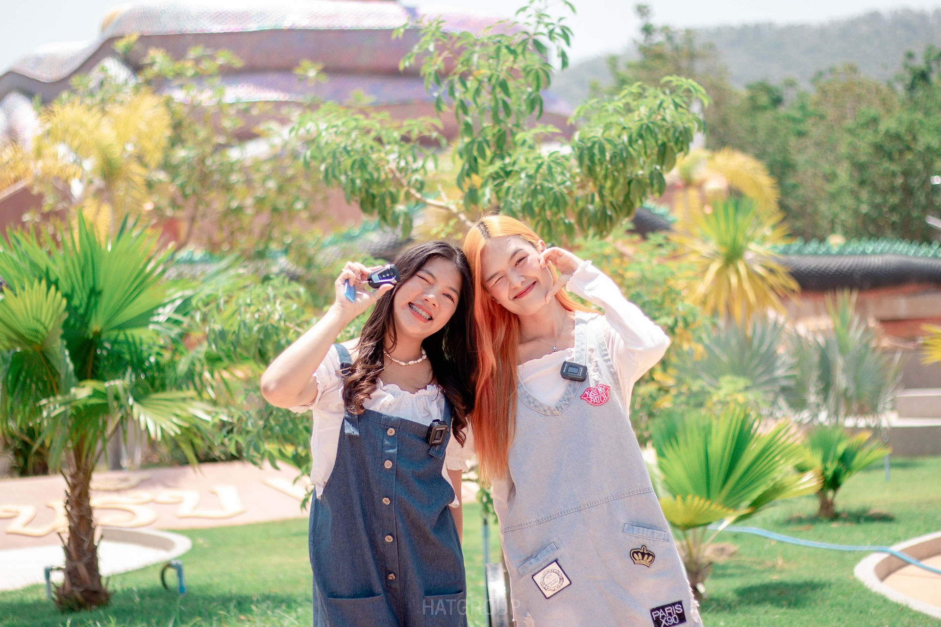 นางแบบถ่ายรูปคู่ด้วยความสดใสในสวน