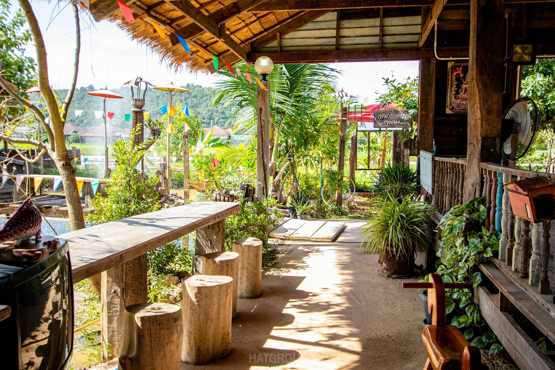 บรรยากาศร้านกาแฟกลางนา ลุงสม
