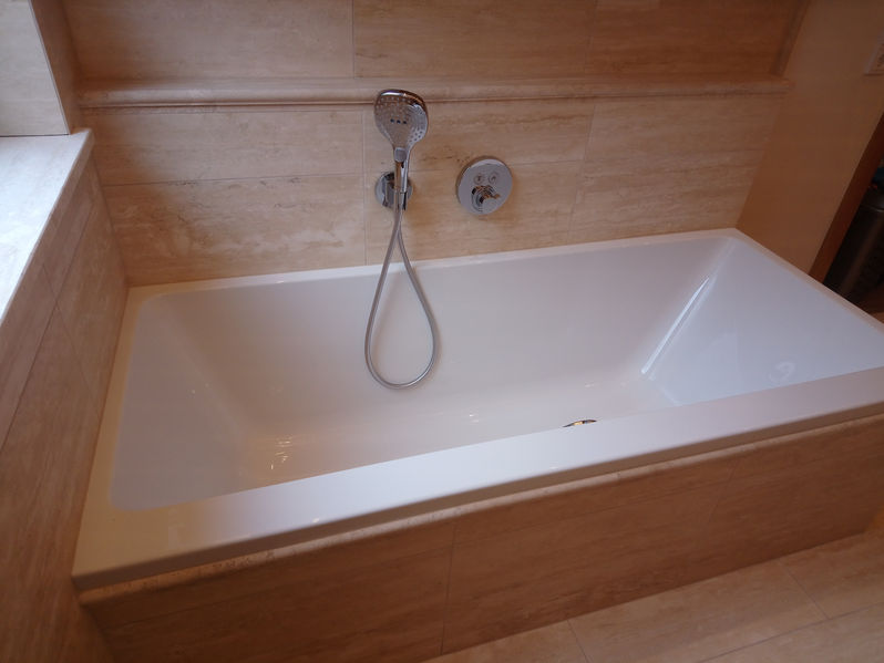 Badewanne in Naturstein eingefasst