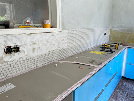 De keuken is geplaatst; nu tegels plakken op de achterwand.