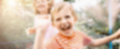 Kinder springen auf Trampolin