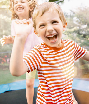 Barn som hopper på trampolin